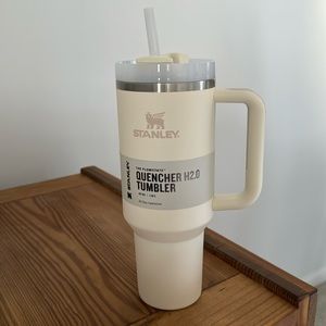 40 oz Stanley cup NWT color: cream